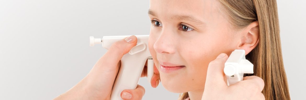 Profesjonell hulltaking i ørene med fokus på presisjon og sikkerhet